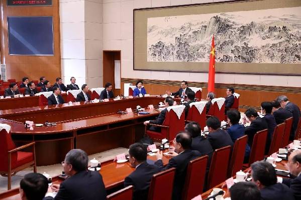 國務院常務會議部署實施藍天保衛戰三年行動計劃 明顯降低細顆粒物濃度 明顯減少重污染天數