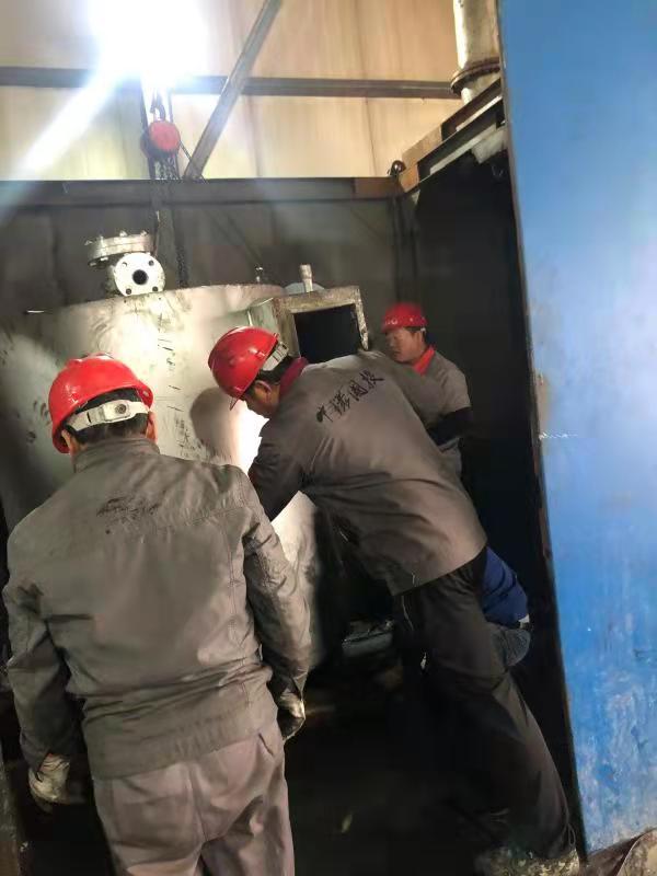 我司基地員工安裝河南嵩縣10噸生活垃圾熱氣化處理設備